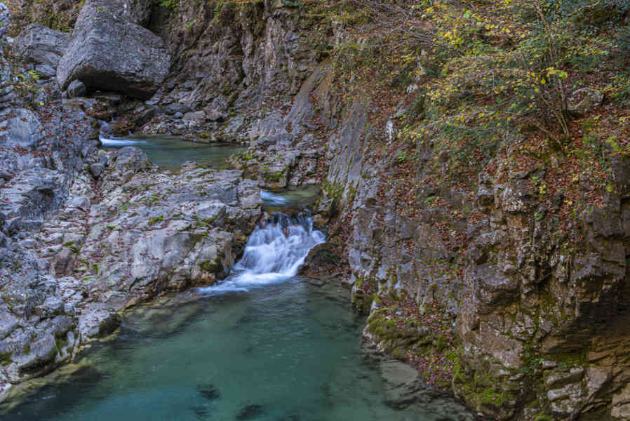 Huesca - parque nacional de Ordesa y Monte Perdido - valle de Añisclo 57 - cañon de Añisclo - rio Aso - salto de agua.jpg